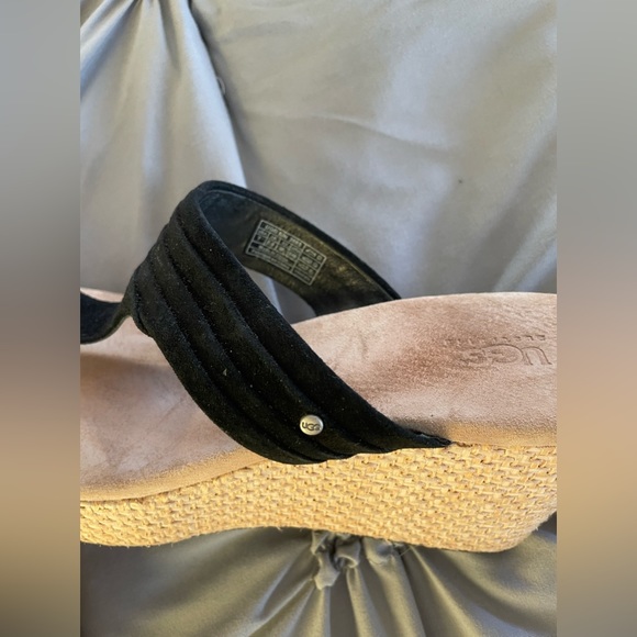Ugg wedge sandals. Like new. Size 7 - Picture 4 of 5